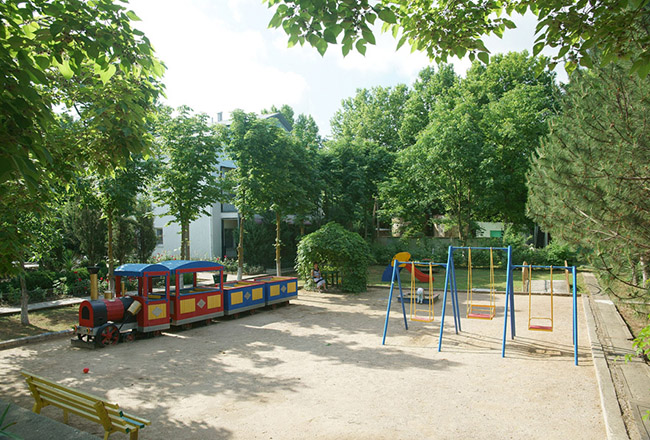Бюджетное место отдыха в Крыму: детская площадка пансионата